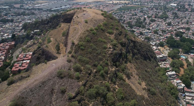 The Tepepolco hill, in Iztapalapa, from where you can see the eastern area of ​​Mexico City.  Credit: Luis Arroyo / UNIC Mexico