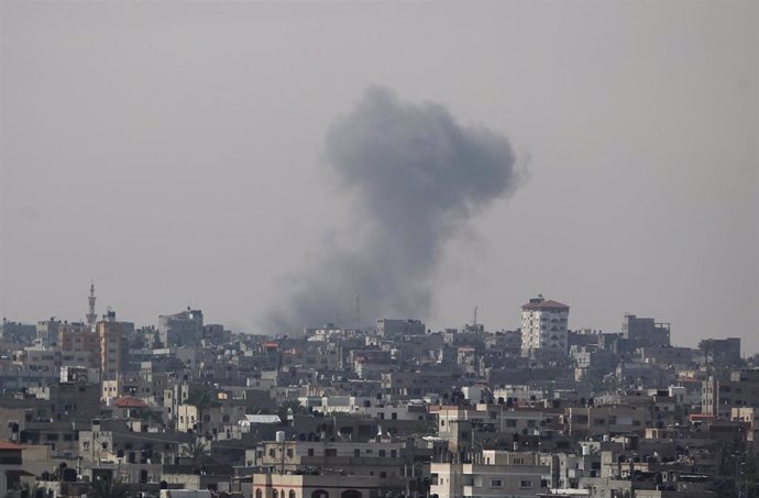 Column of smoke after a bombardment by the Israeli Army against the city of Rafá, on the border between the Gaza Strip and Egypt (file)