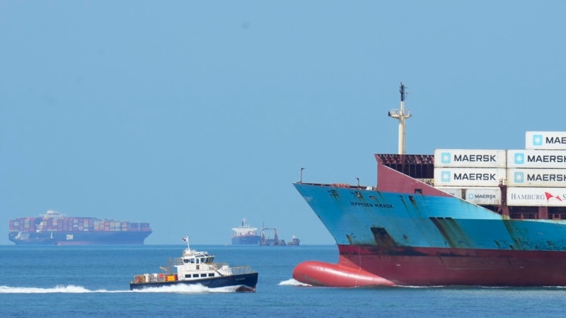 The Panama Canal increases the draft of ships and prepares to increase the passage of ships