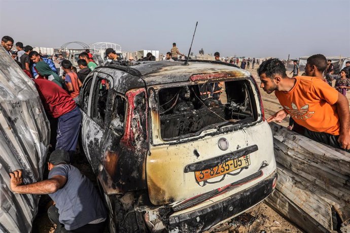 A burned car after an attack by the Israeli Army on Rafah, in the Gaza Strip