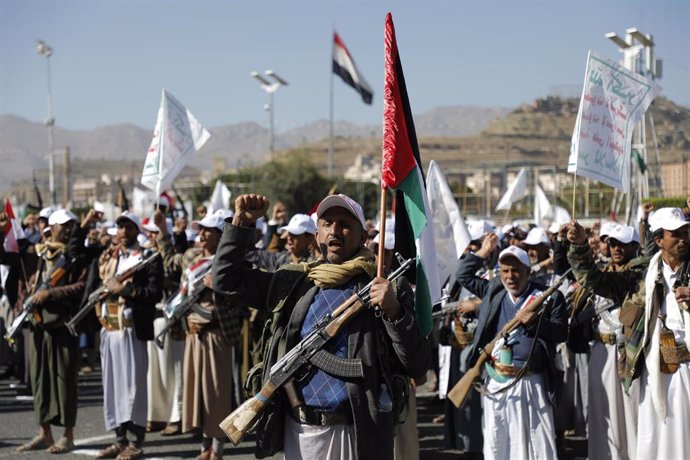 Archive - Houthi rebels during a march in Yemen's capital Sana'a (archive)