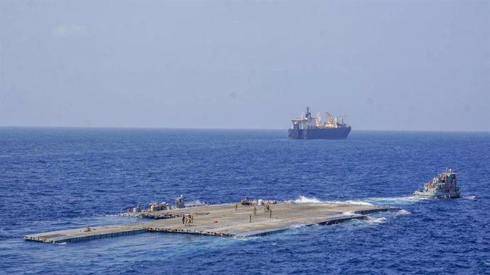 Installation work on a floating dock on the coast of the Gaza Strip by the US Army (file)