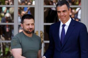 The Ukrainian president, Volodimir Zelenski, with the President of the Government, Pedro Sánchez, in Madrid this Monday.