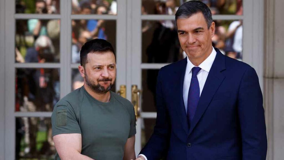 The Ukrainian president, Volodimir Zelenski, with the President of the Government, Pedro Sánchez, in Madrid this Monday.