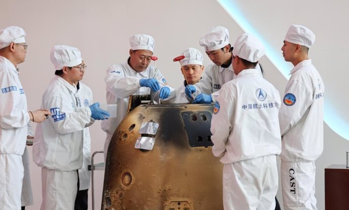 Opening of Chang'e 6 sample container