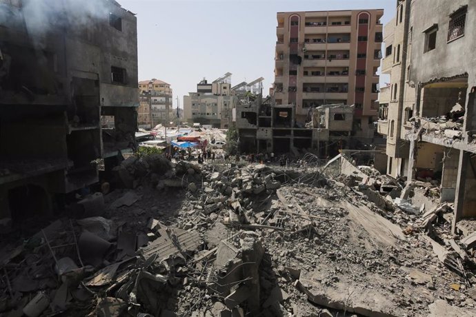 Debris after the attacks by the Israeli Army in Deir el Balá, in the Gaza Strip