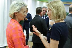 Ursula von der Leyen talks to Kaja Kallas during the European Council this Thursday in Brussels