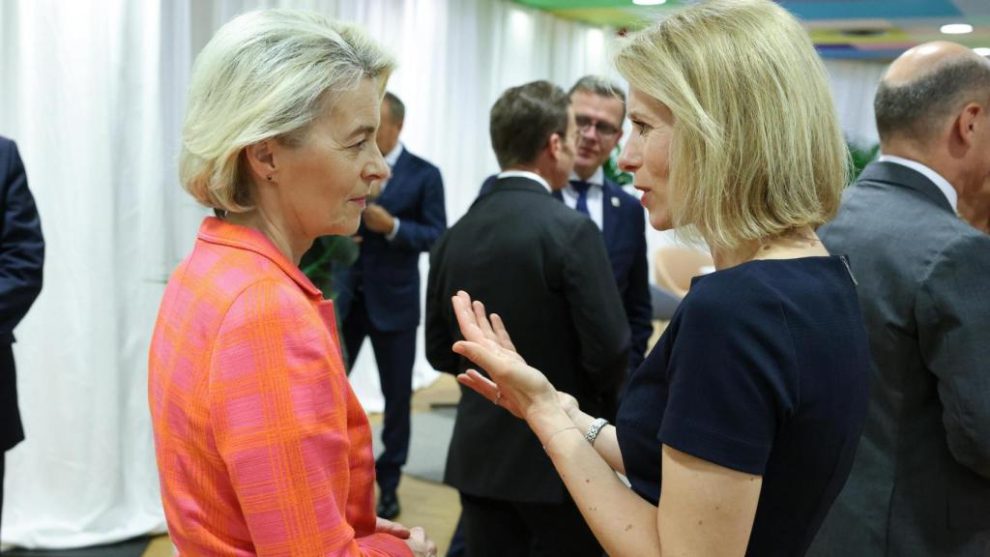 Ursula von der Leyen talks to Kaja Kallas during the European Council this Thursday in Brussels