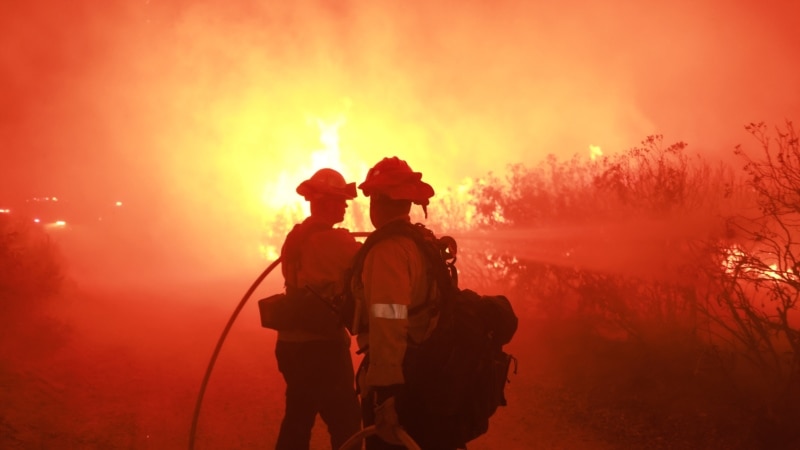 Fire advance north of Los Angeles causes the evacuation of 1,200 people