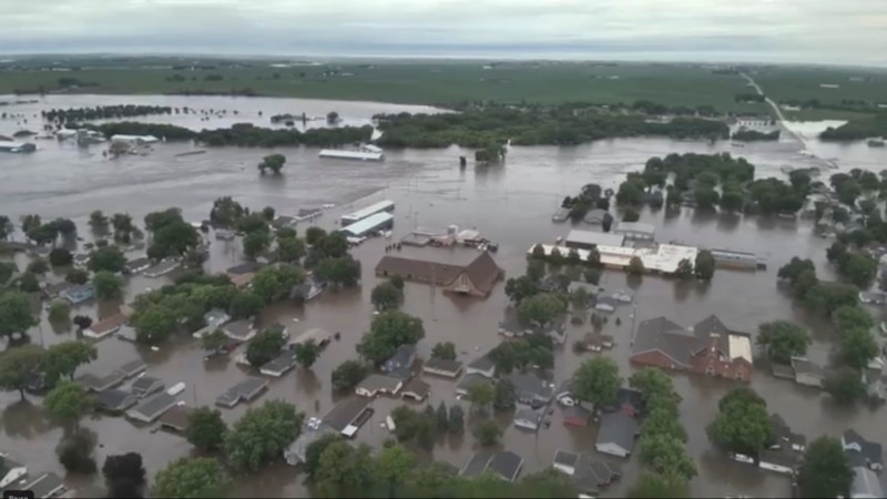 Flooding forces residents from homes in parts of Iowa;  heat wave continues in the US