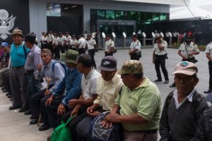 Former paramilitaries block roads demanding payments for participating in civil war