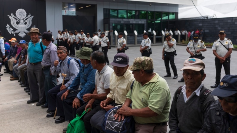 Former paramilitaries block roads demanding payments for participating in civil war