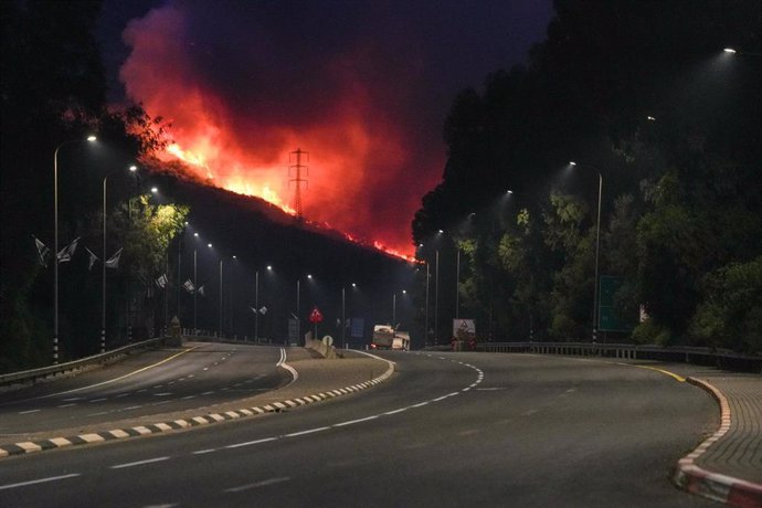 A fire near Kiryat Shmona, northern Israel, after a rocket attack by the Shiite militia party Hezbollah from southern Lebanon (file)