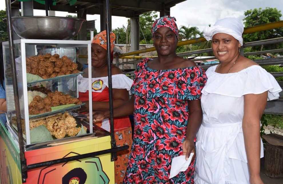 The women of Asoprovegua, an association that brings together the producers of typical Palenque sweets in San Basilio de Palenque, are preparing to start their workday with sales in tourist areas.