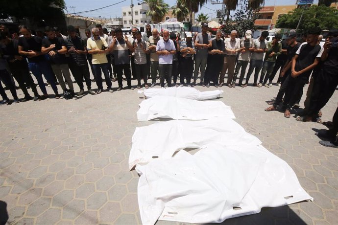 A group of Palestinians prays before the bodies of several killed in a bombardment by the Israeli Army against the city of Deir al-Balah, in the center of the Gaza Strip (file)