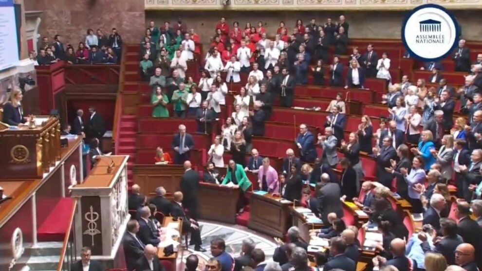 Left-wing deputies go to the French Parliament dressed in the colors of Palestine