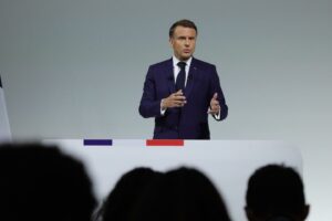 Macron denounces the "against nature" alliances on the left and right and appeals to the center