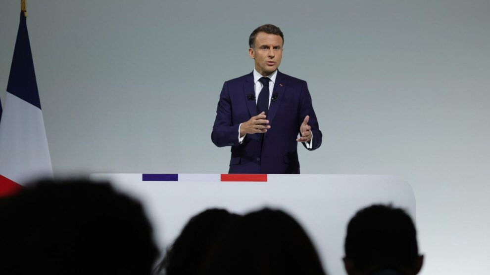 Macron denounces the "against nature" alliances on the left and right and appeals to the center