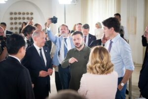 Volodymyr Zelensky talks with Giorgia Meloni, Olaf Scholz and Justin Trudeau during the G7 meeting in Fasano.