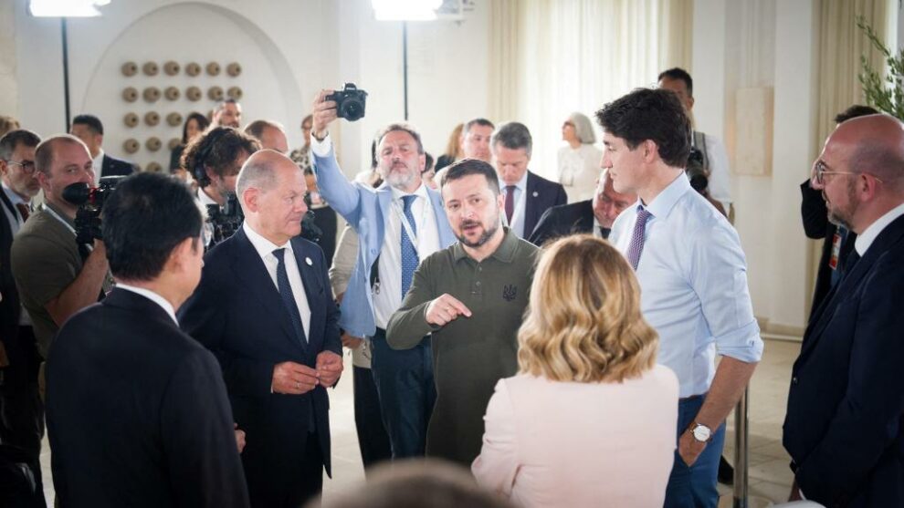 Volodymyr Zelensky talks with Giorgia Meloni, Olaf Scholz and Justin Trudeau during the G7 meeting in Fasano.