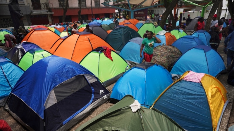 Mexico dismantles a camp of more than 400 migrants in the center of the capital