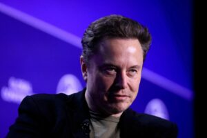 Musk attacks Apple and its devices for partnering with OpenAI