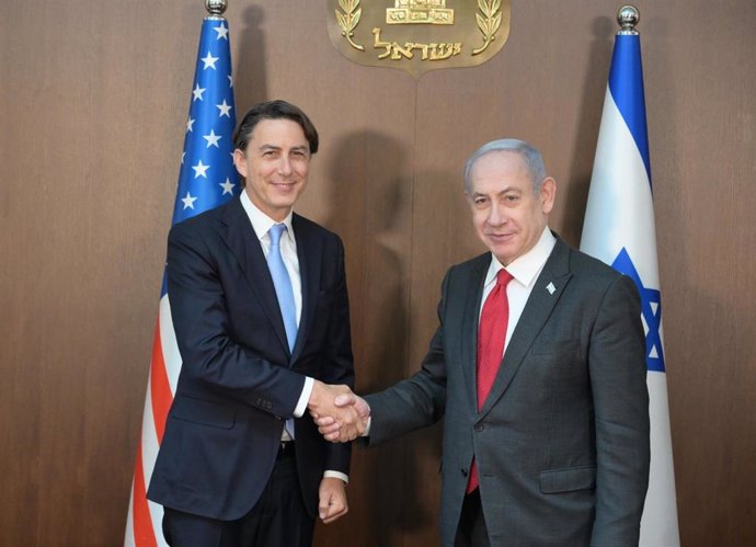 The Prime Minister of Israel, Benjamin Netanyahu (r), receives the US special envoy, Amos Hochstein (i), in Jerusalem