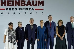 New president of Mexico assembles cabinet with members of the outgoing government and former officials