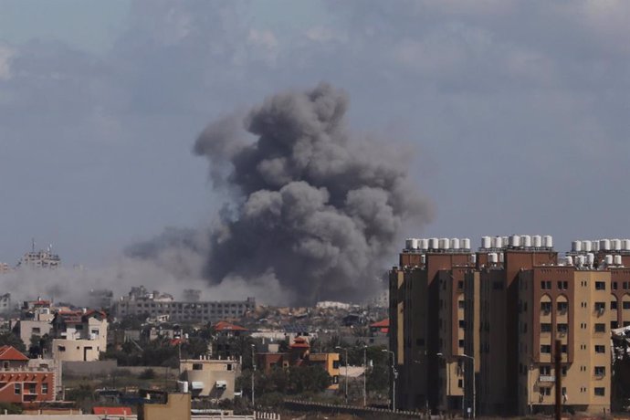 File - 15 March 2024, Palestinian Territories, Gaza City: Smoke rises over a residential area following an Israeli attack.  Photo: Omar Ashtawy/Zuma Press/dpa