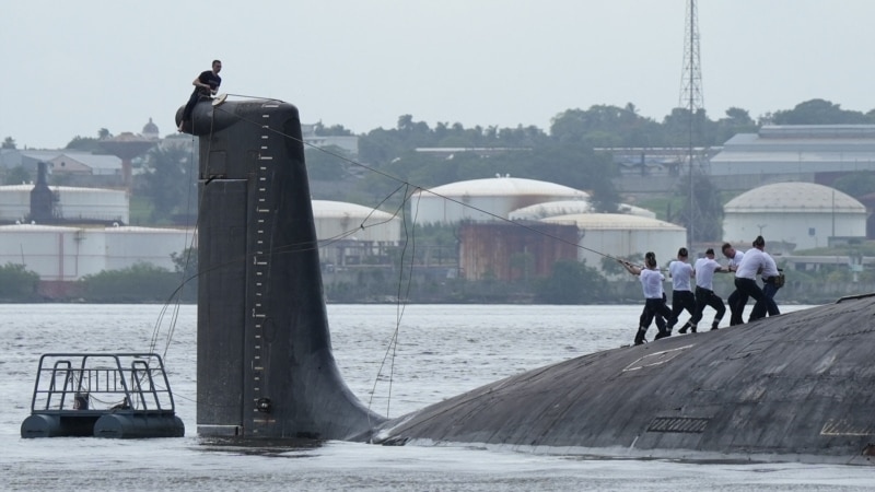 Russia and the United States display their warships around Cuba