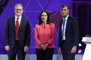 From left to right: Keir Starmer, Mishal Husain (debate moderator) and Rishi Sunak.