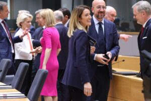 Ursula von der Leyen and Kaja Kallas (in the background) talk at the beginning of the European leaders' dinner this Monday