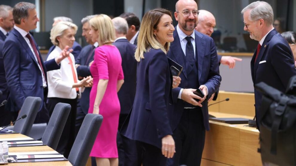 Ursula von der Leyen and Kaja Kallas (in the background) talk at the beginning of the European leaders' dinner this Monday