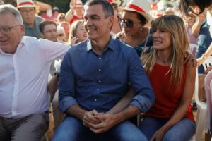 Sánchez campaigns with Begoña Gómez and asks to unite the vote in the PSOE against "the dirty war" from the right