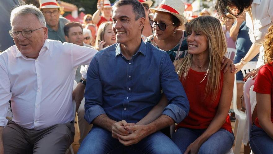 Sánchez campaigns with Begoña Gómez and asks to unite the vote in the PSOE against "the dirty war" from the right