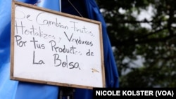 “Fruits, vegetables and greens are exchanged for your products from the bag”: a blackboard hung on a truck that is in an area of ​​Caracas.