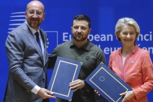 Charles Michel, Volodymyr Zelensky and Ursula von der Leyen, during the signing of the security agreement between Ukraine and the EU