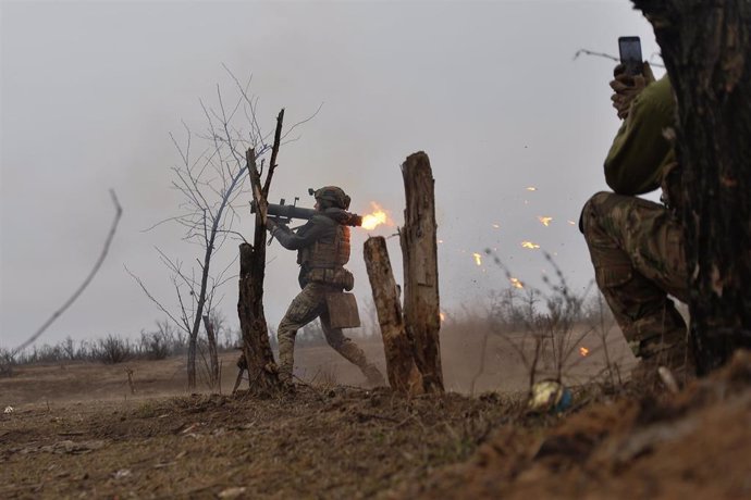 File - A soldier from the Ukrainian Army shoots at Russian troops in the Donetsk province (file)