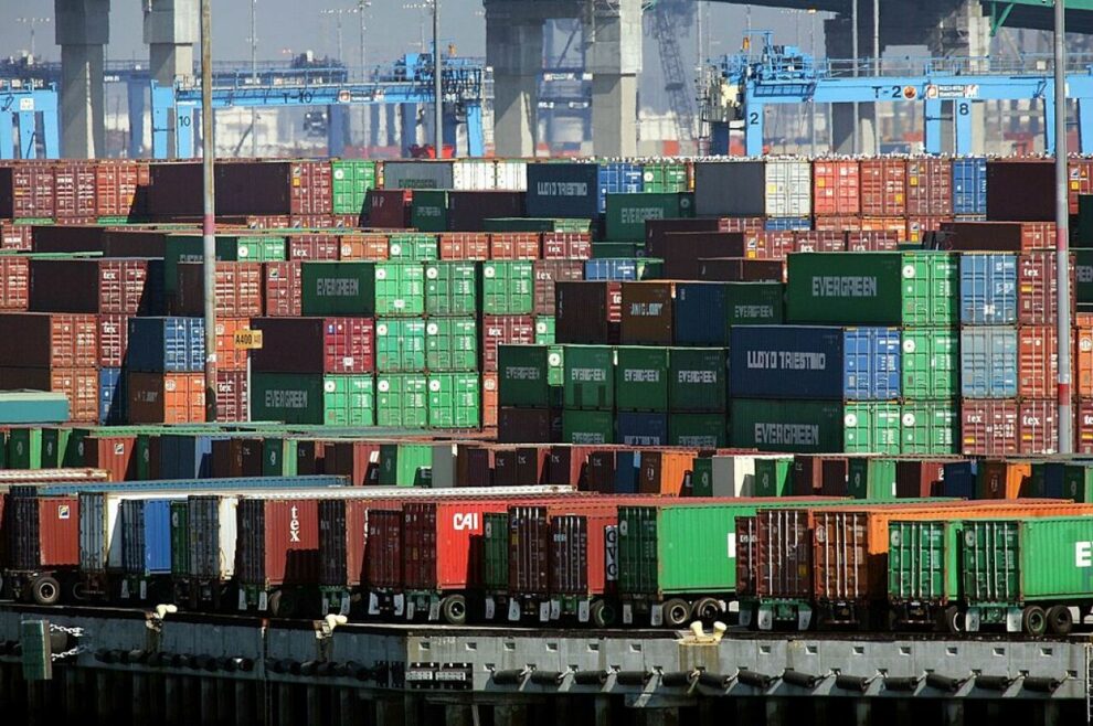 US trade deficit increases in April