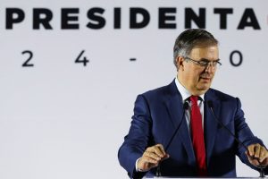 What is Marcelo Ebrard's economic background?