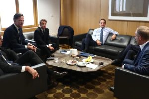 Pedro Sánchez, Mark Rutte, Emmanuel Macron, Kyriakos Mitsotakis and Donald Tusk, during the negotiation prior to the European summit this Monday in Brussels