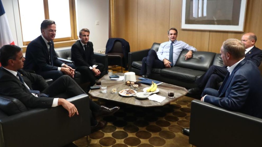 Pedro Sánchez, Mark Rutte, Emmanuel Macron, Kyriakos Mitsotakis and Donald Tusk, during the negotiation prior to the European summit this Monday in Brussels