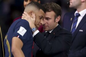 Kylian Mbappé and Emmanuel Macron, after the final of the Qatar 2022 World Cup.