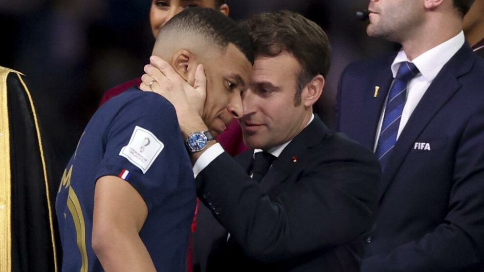 Kylian Mbappé and Emmanuel Macron, after the final of the Qatar 2022 World Cup.