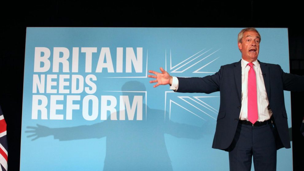 A Farage candidate asks to vote for his conservative rival and denounces "racism and sexism"