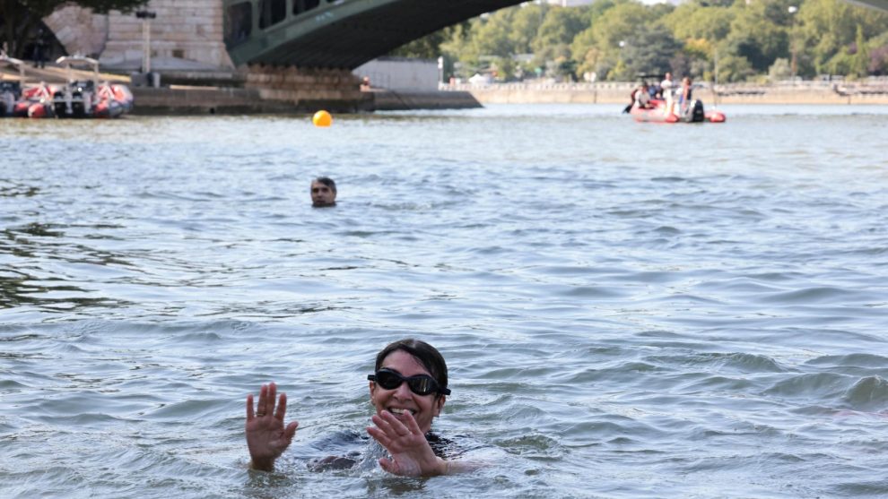 Anne Hidalgo keeps her promise and bathes in the Seine to prove that she is clean for the Olympics