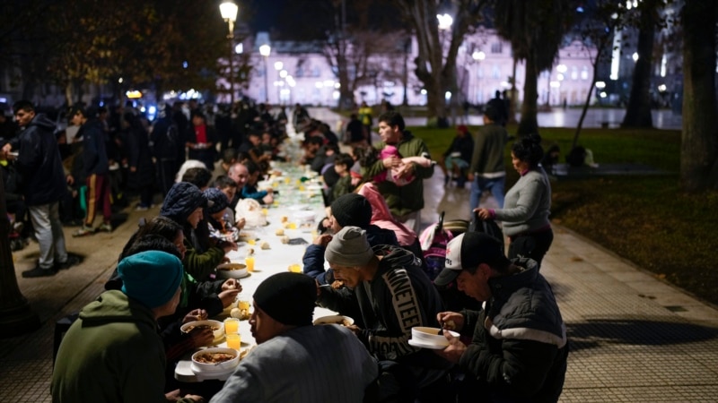 Argentines put their wits to the test in the face of a new economic crisis