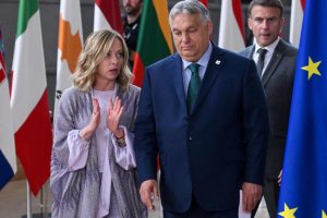 Italian Giorgia Meloni talks with Hungarian Viktor Orbán during the European Council this Thursday in Brussels