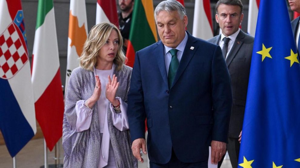 Italian Giorgia Meloni talks with Hungarian Viktor Orbán during the European Council this Thursday in Brussels