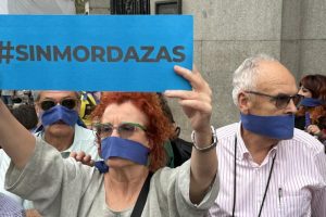 Yolanda Díaz announces an agreement with the PSOE to repeal part of the gag law